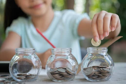 Kind spart Geld für die Zukunft durch dreifachverglasung
